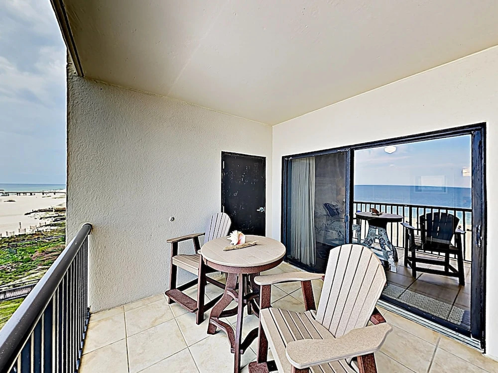 New Listing! Beachfront Corner-unit W/ Pools 3 Bedroom Condo