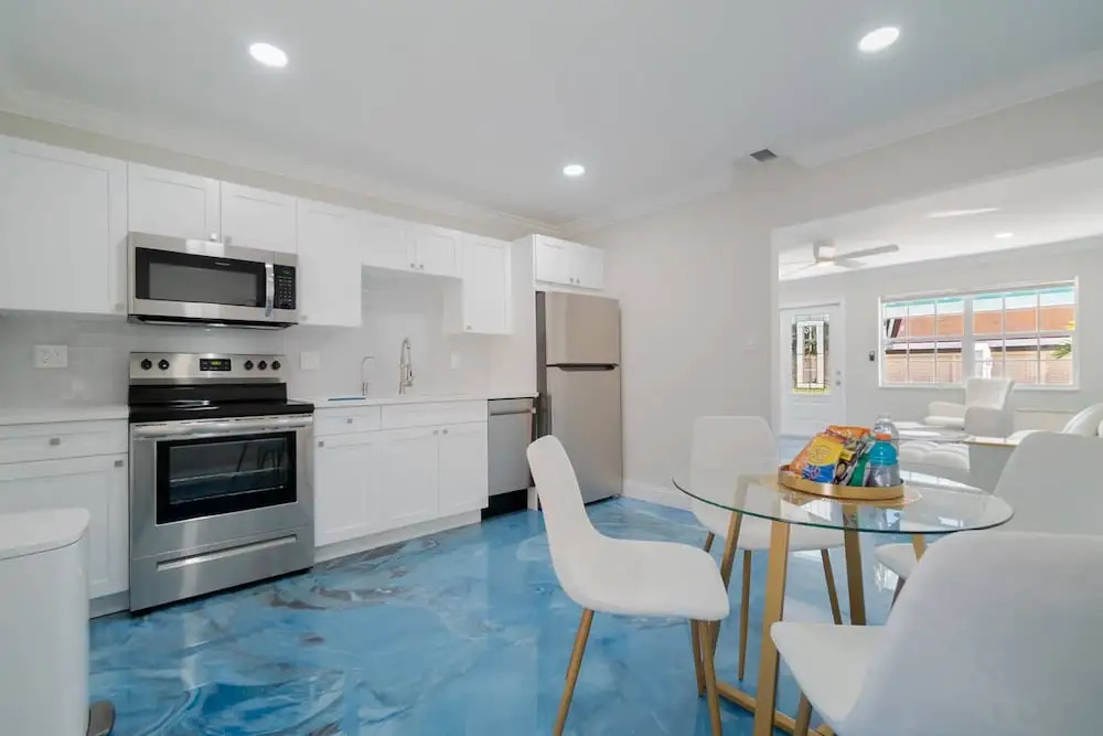Beachy Blues Apt A, Downtown, Shops, Cafes & Beach, Dog Friendly