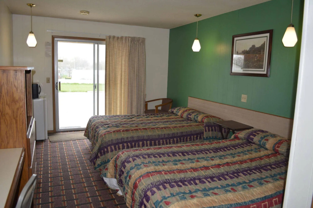 Edgetowner Motel