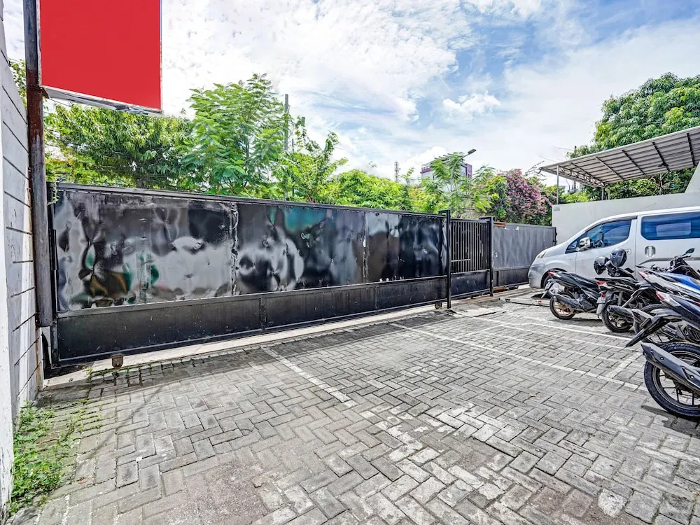 OYO Flagship  90789 Genteng Residence