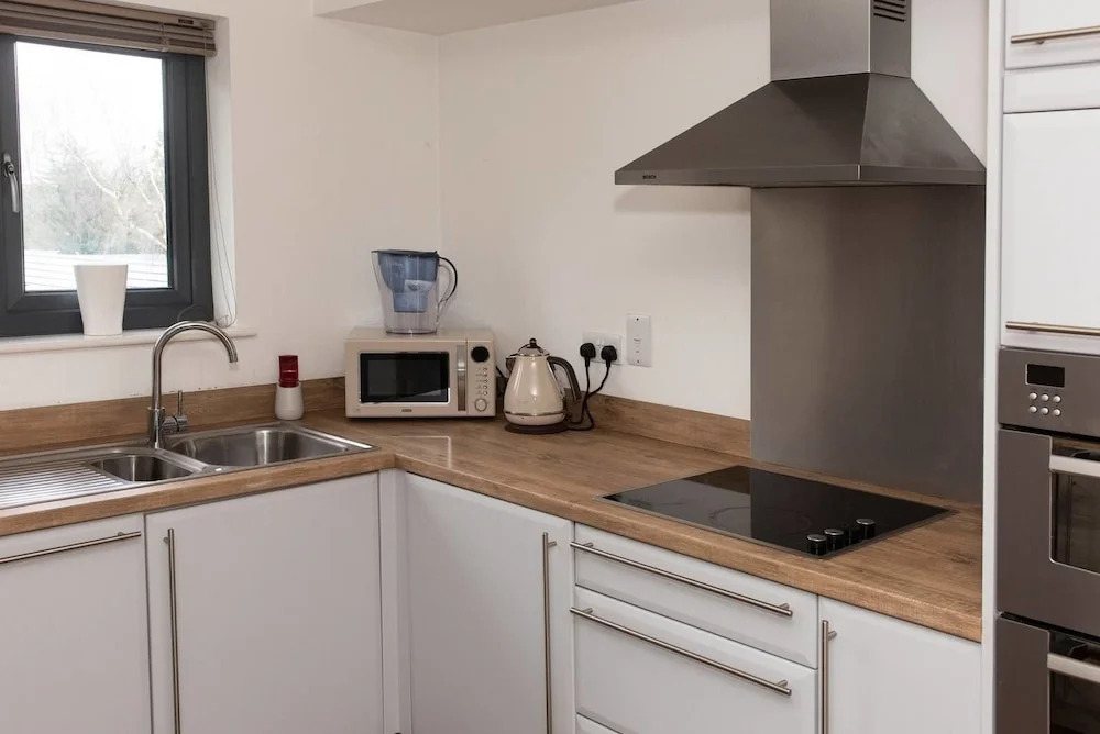 Stylish And Artistic Open Plan Flat In Wdidsbury