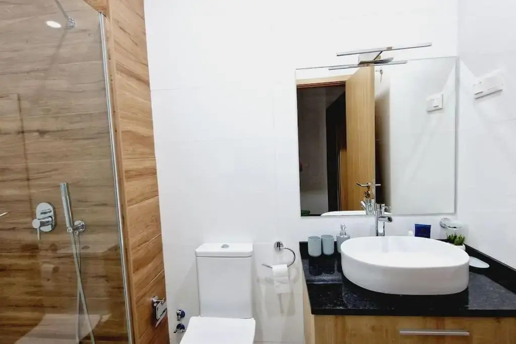 Apartamento encantador com piscina e vista mar