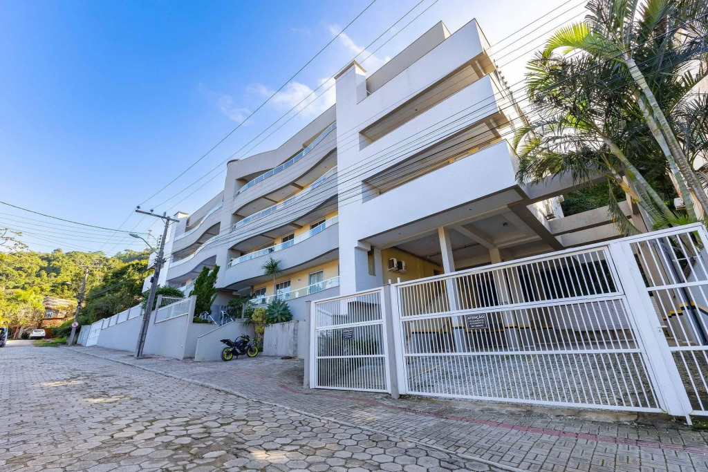 Cobertura Espaçosa e Confortável no Centro de Bombinhas