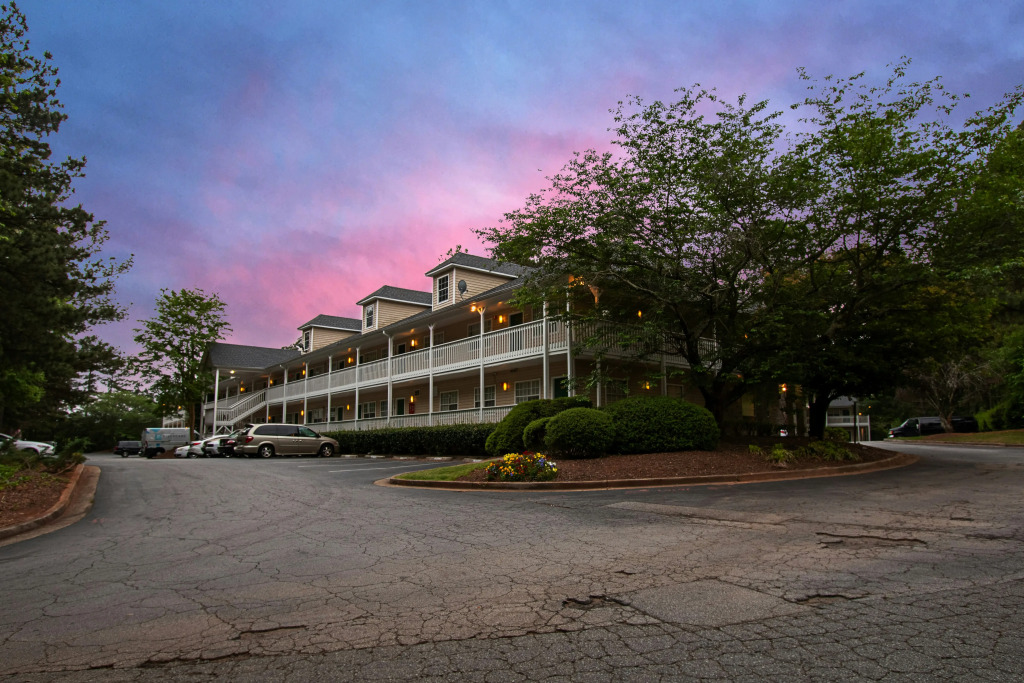 HomeTowne Studios by Red Roof Atlanta - Lawrenceville