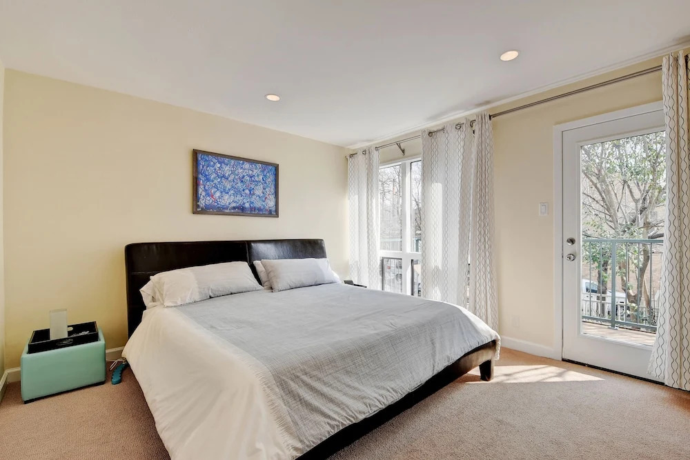 Downtown Austin Apt. W/ 2 Decks 1 Bedroom Condo