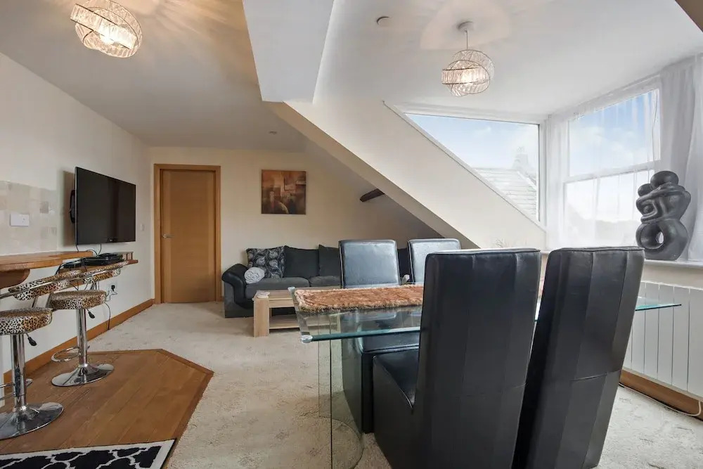 84 Kingsway