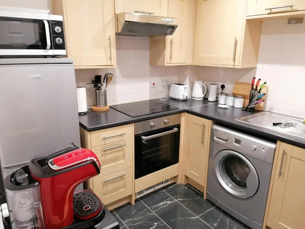 Luxury Modern 2 Bed Apartment, FREE UNDERCROFT PARKING 2,1m max