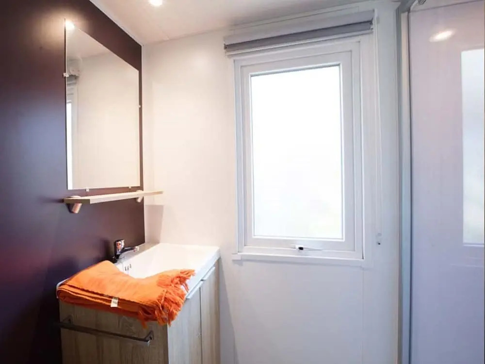 Pretty Mobile Home With a Covered Terrace 100 m From the Beach