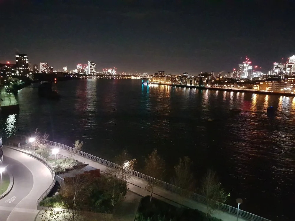 2 Bedroom Apartment on the River Thames