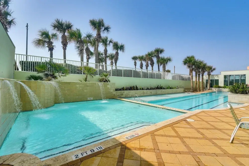 Pool Access, Walk to Beach: Galveston Condo!
