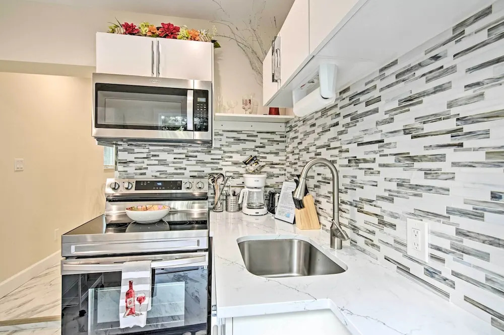 1 Block to Deerfield Beach: Studio w/ Fire Pit!