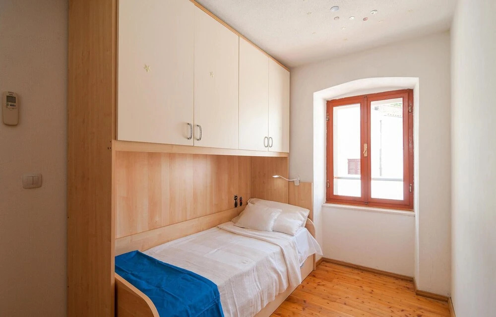 Nice Home in Pucisca With 2 Bedrooms and Wifi