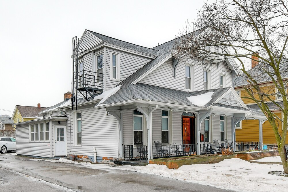 Explore Rochester! Charming Home 1 Mi to Downtown