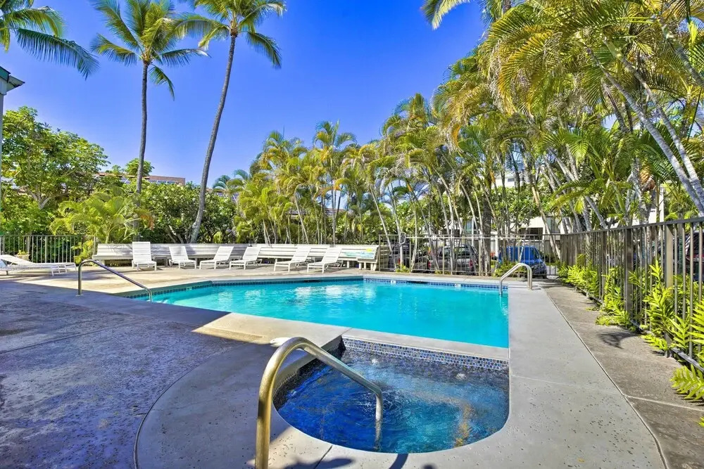 Big Island Condo w/ Pool Access: Walk to Beach!