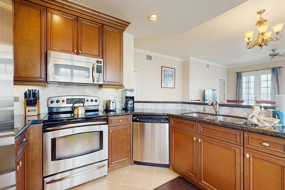 Top-floor 2BR Condo With Golf Course Views, Garage & Reunion Resort Amenities
