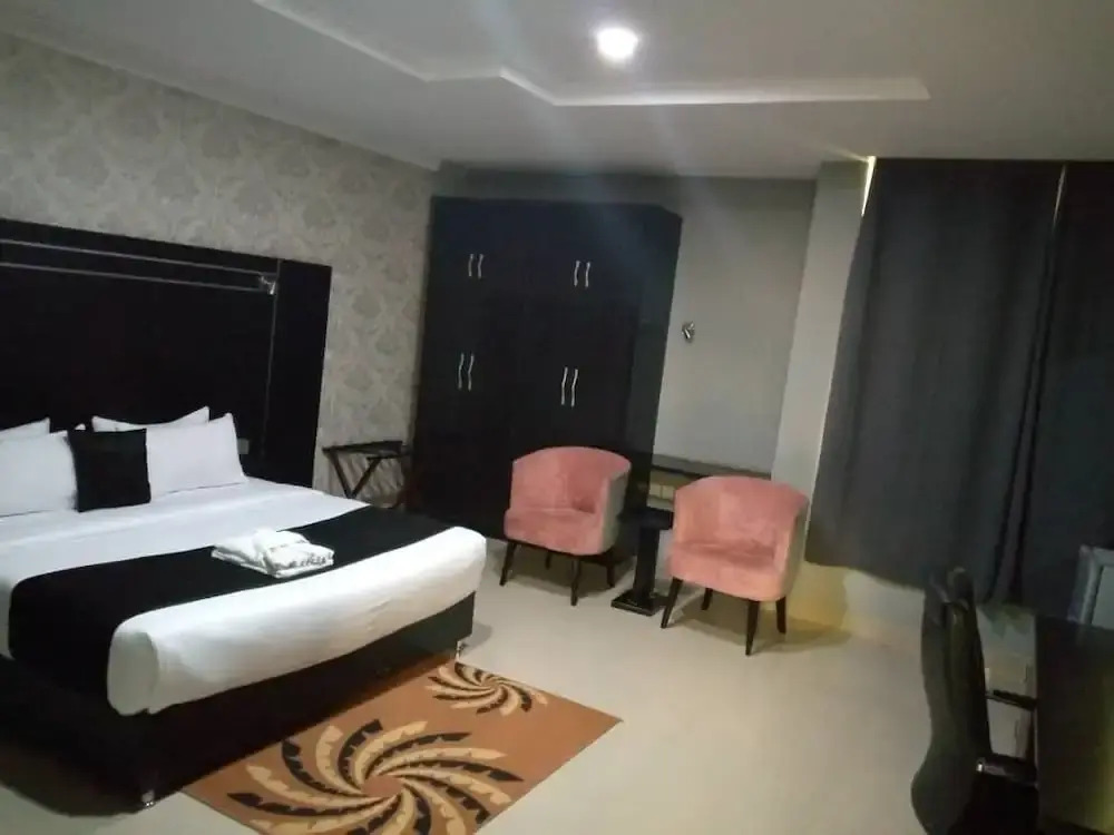 Monarchs Luxury Palace Hotel