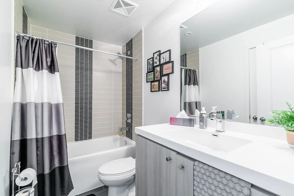 Stylish 1BR Condo Trendy King East
