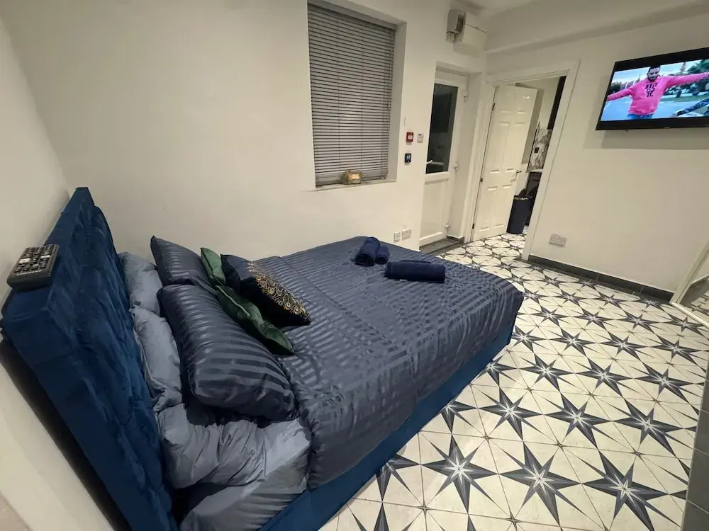 Central Location - Apartment - Sleeps 2 - Parking