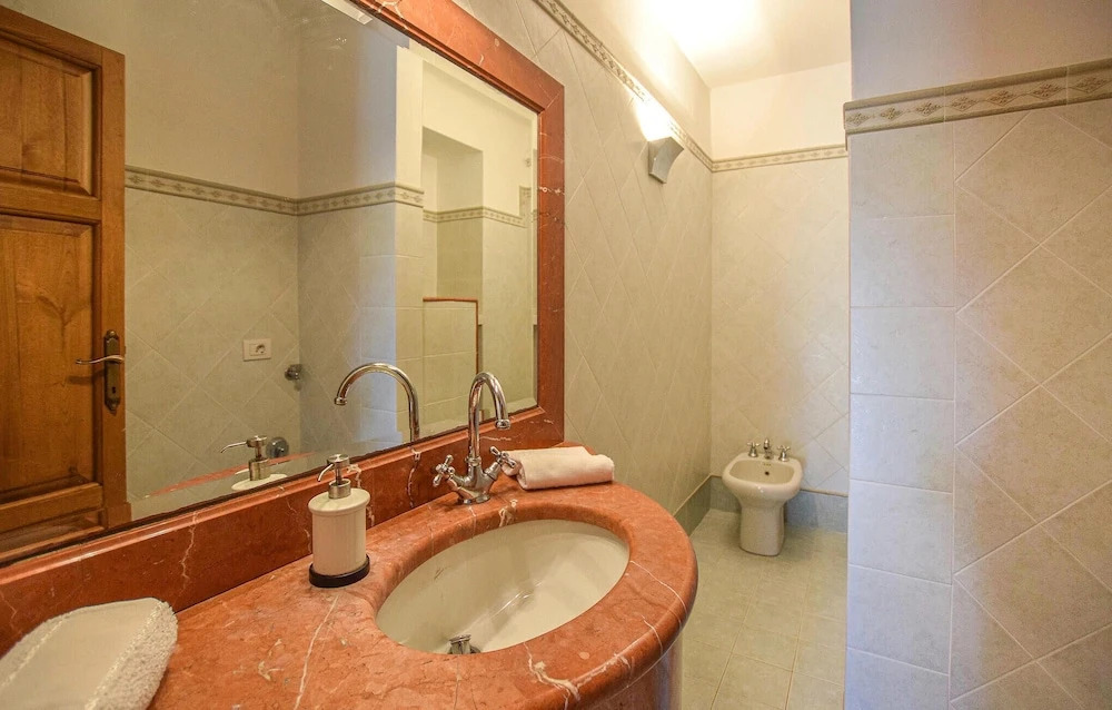 5 Bedroom Amazing Home In Fabbiano