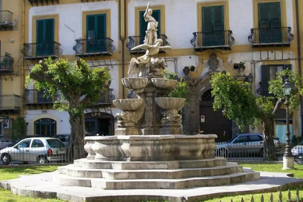 Piazza Marina Chic