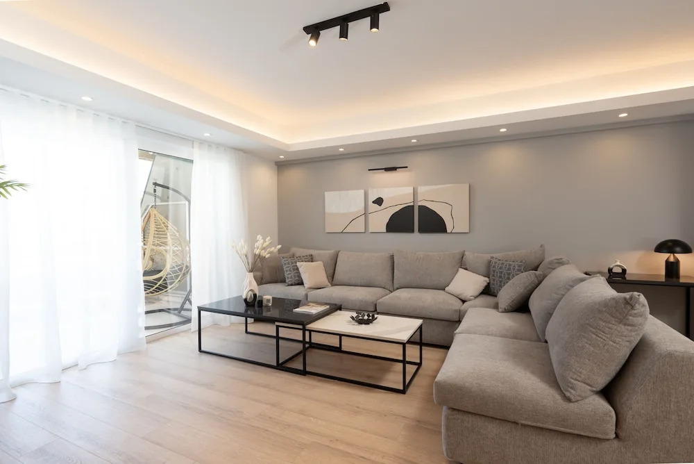 Luxury Apartment near Floisvos Marina