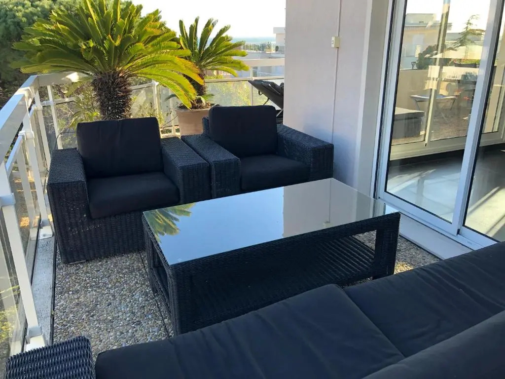Gorgeous one-bedroom apartment with terrace and sea view