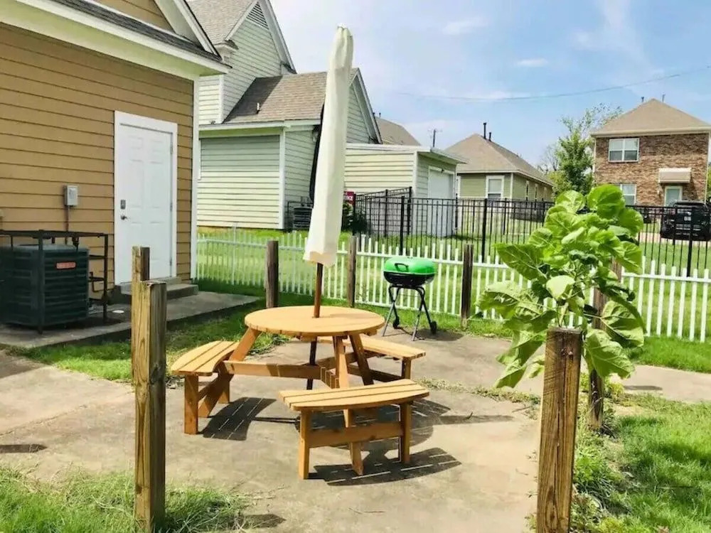 The Blue Door Bungalow - Ideal for a Group of 7