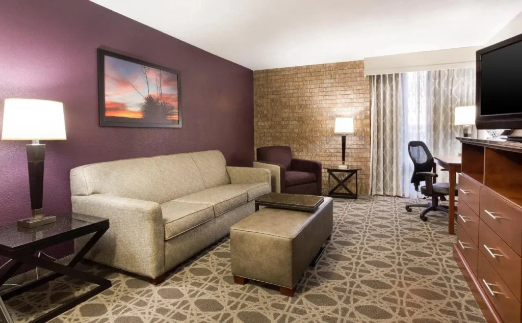 McAllen Plaza Hotel & Suites