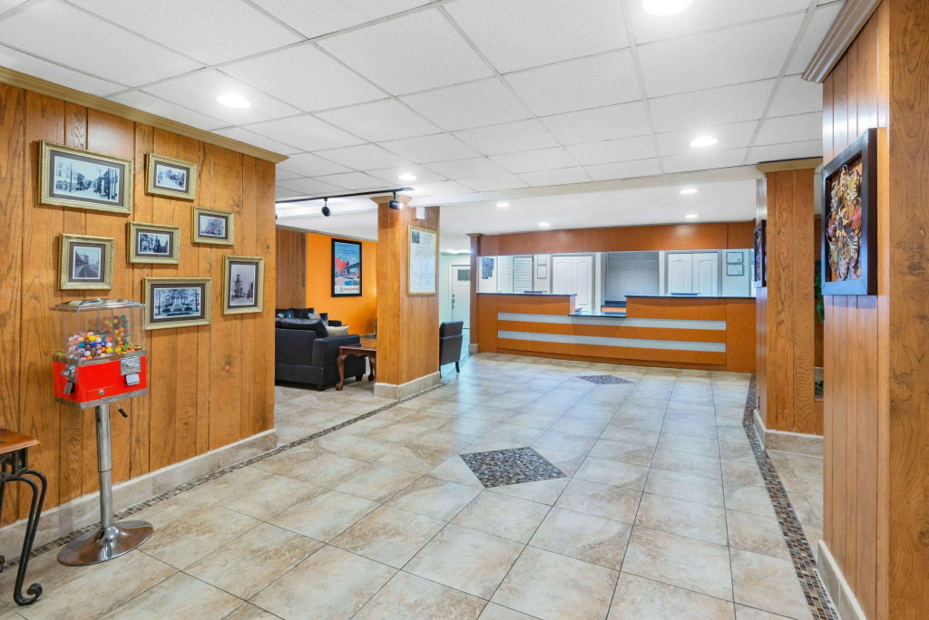 Howard Johnson by Wyndham Staunton