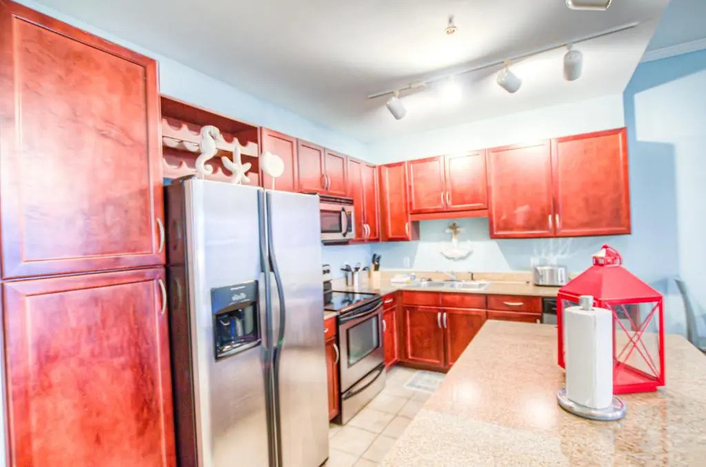 Large 3 Bd Penthouse 2020 In Laketown, Great Views and Amenities!
