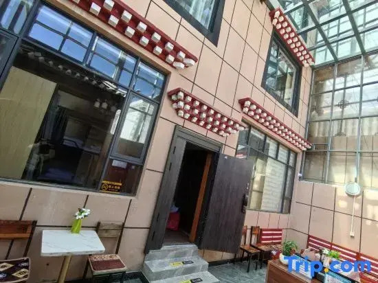 Yaju Homestay Youth Hostel (Dukezong Ancient City East Gate)