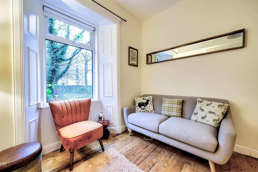 Lovely 2bdr Apartment in West End for 4 Guests!