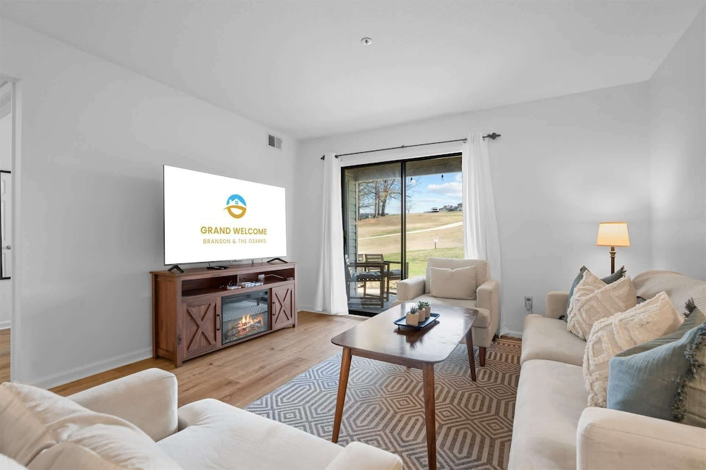 Royal Ridge Modern Condo for 4