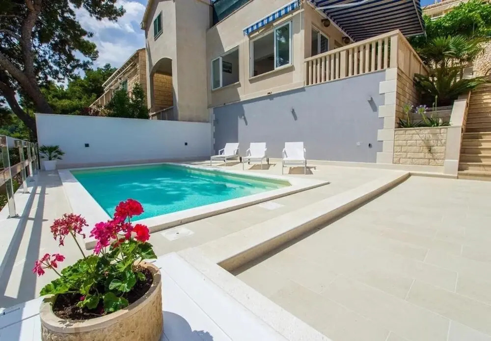 Fran - Pool View - A2 - I kat