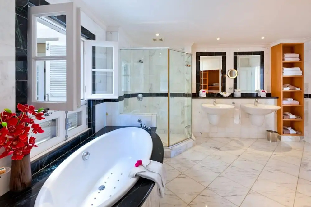Schooner Bay 205 by Blue Sky Luxury