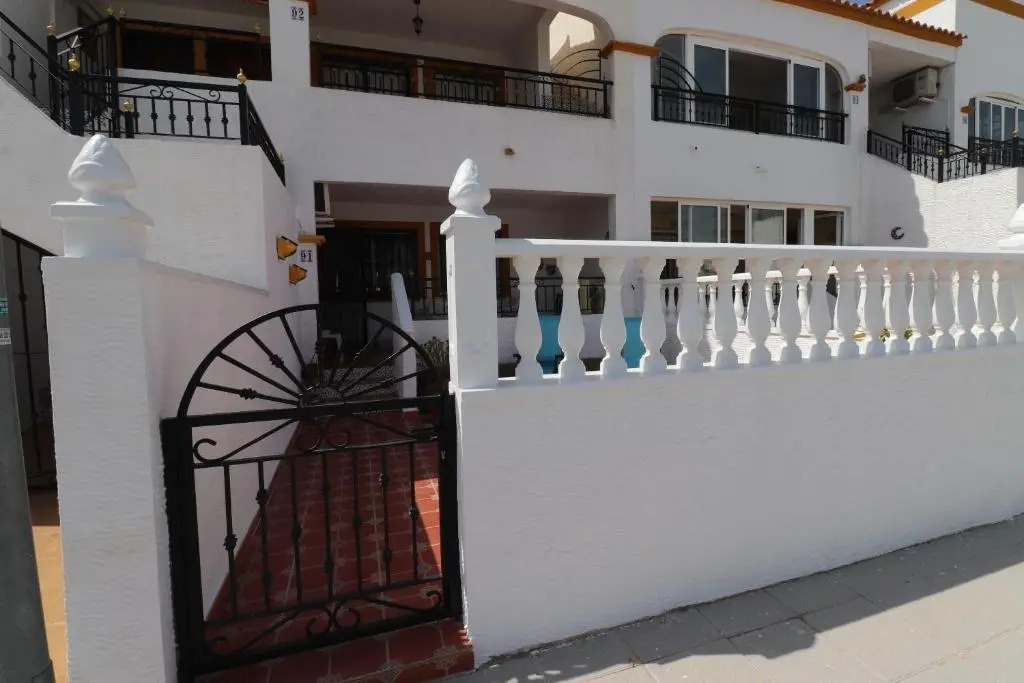 Lovely 2 bedroom house with free parking and pool, near a golf course