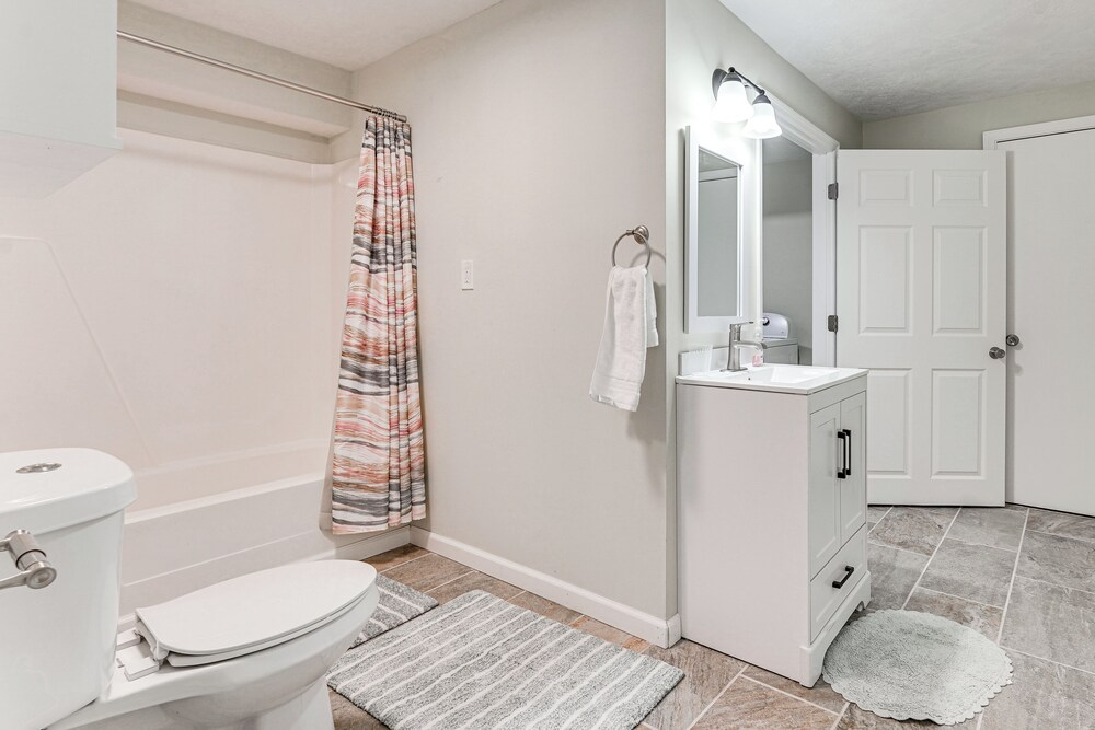 Near Bruce's Field, Downtown & Hospital! Cozy Unit
