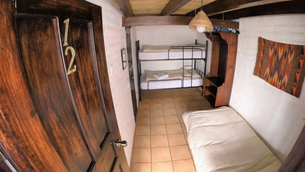 Hostal LAuberge Inn