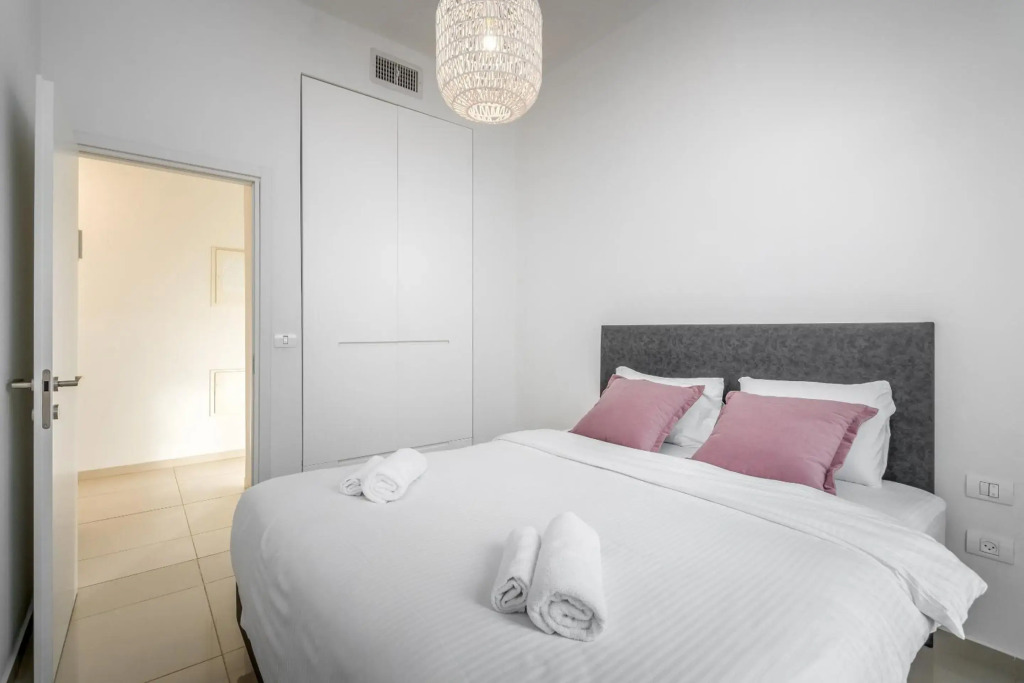 Modern & Bright 3 BDR close to the beach