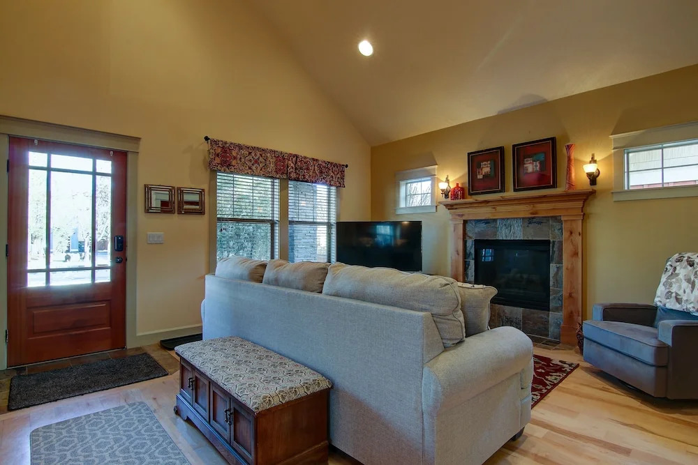 Wild Meadow 30 Day Minimum 4 Bedroom Home by RedAwning