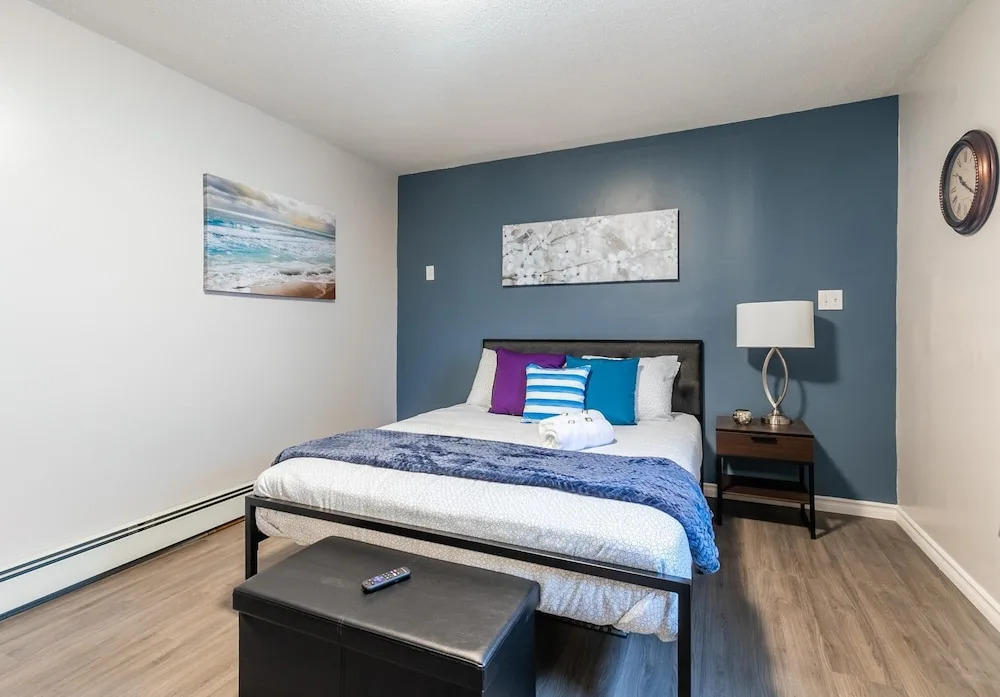 Newly Renovated 1BR Studio Apt - Prime Walk Score