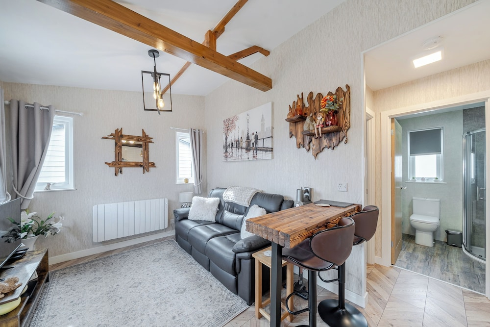 1 Bed Cabin - Sleeps 2 - Pets - 2 Min To Beach