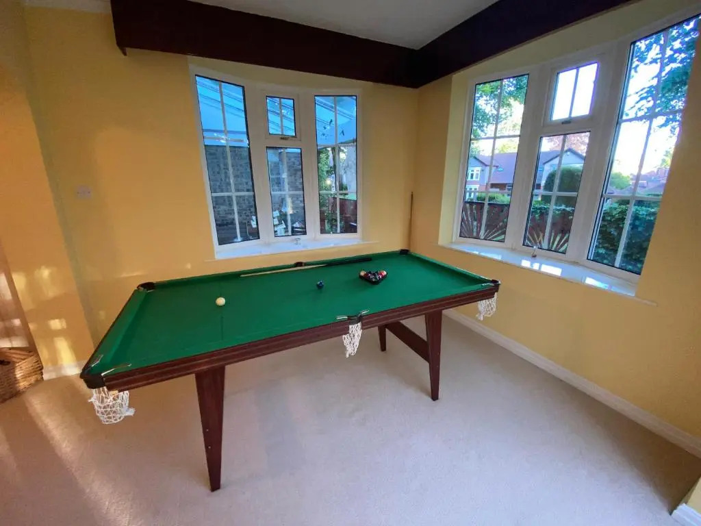 Exquisite Manor House Cul de sac Sleeps 8 & Parking