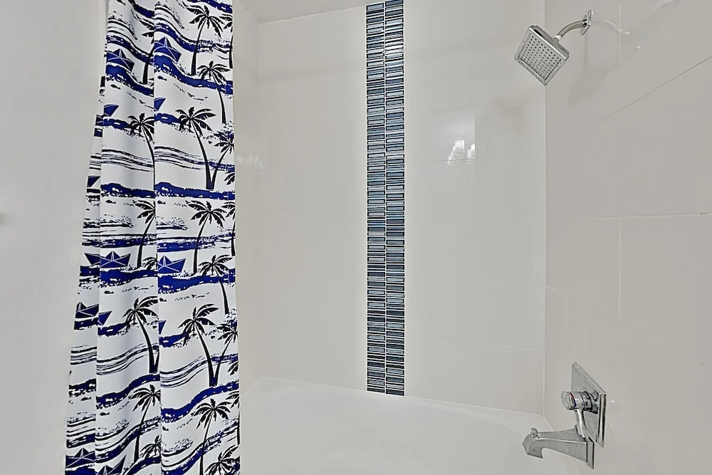 Chic Port A Escape W/ Big Balcony - Walk To Beach! 4 Bedroom Home