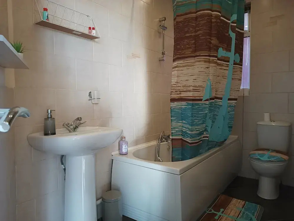 Roman Bank Flat With Spa Bath and Mermaids Teepee