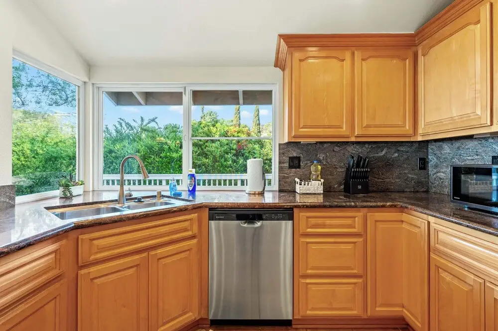 Spacious Retreat With Scenic Mountain Views