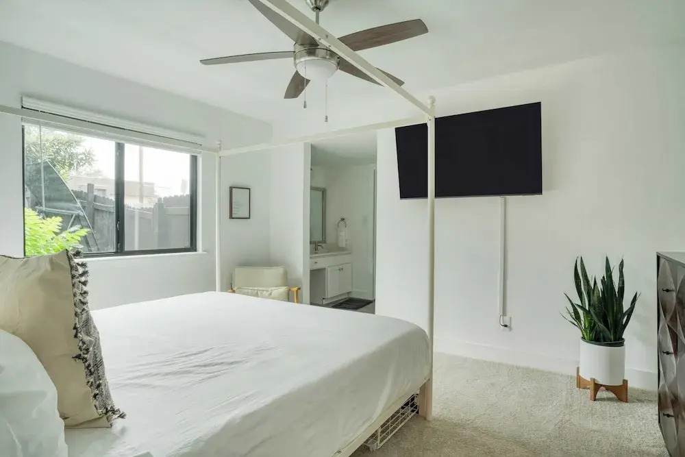 Stylish Retreat, Shared Pool & Yard Near Downtown Fairlawn Lane A by Avantstay