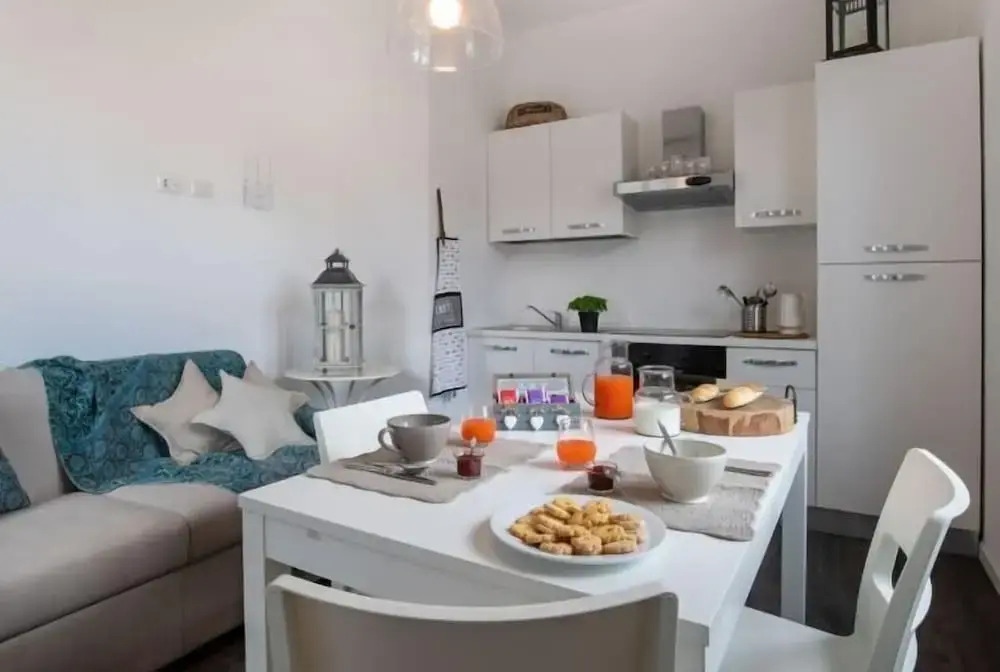 Maji Como Lake - Lake Como Historic Villa Apartments with Pool & Parking, 100m from Ferry & train