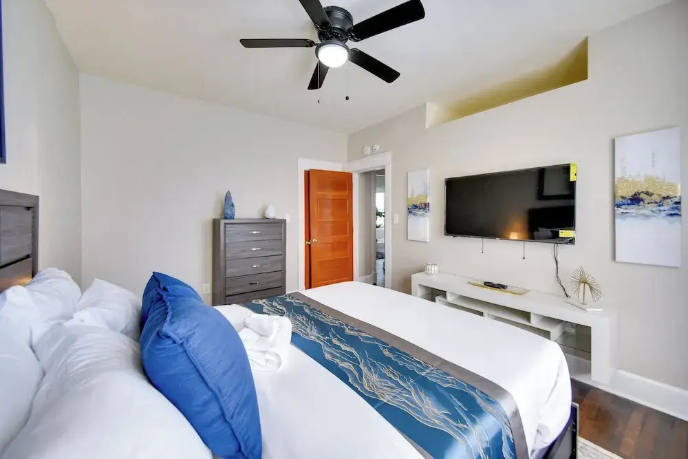 Modern Portsmouth Apartment: Walk to Norfolk Ferry