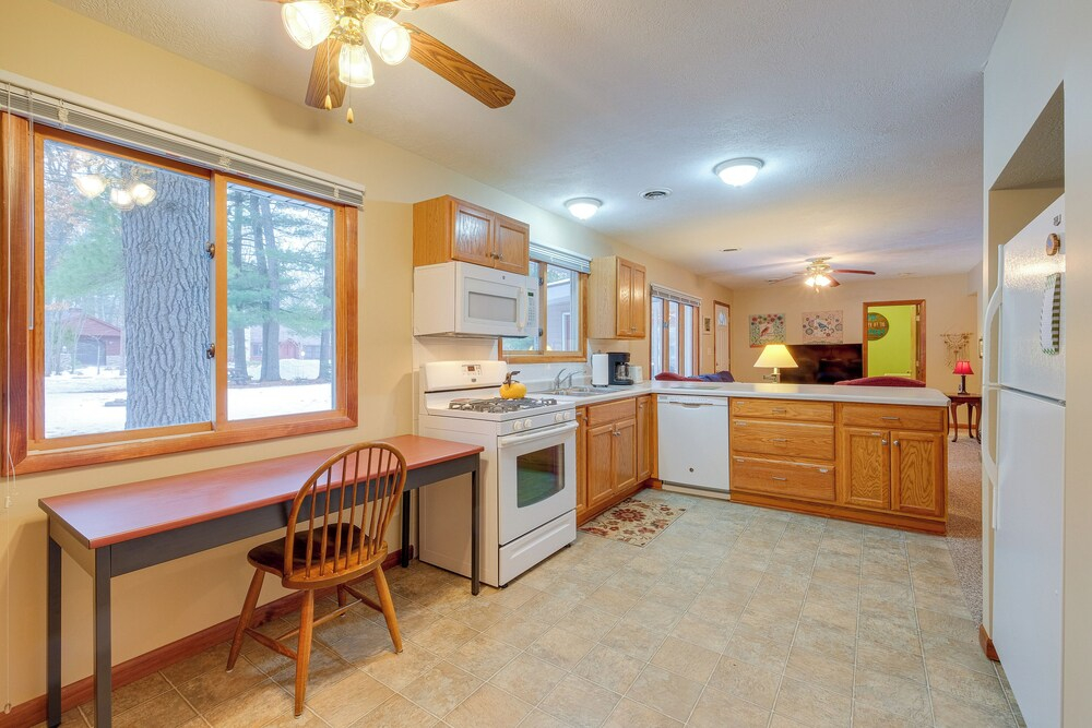 Cozy Cottage w/ Sunroom - Walk to Higgins Lake